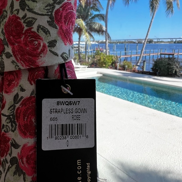 Formal wear - Picture 6 of 6